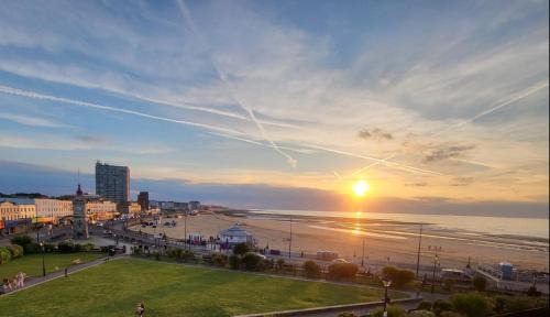 Margate Apartment | Sunset Point Apts - Blue Horizon Suite