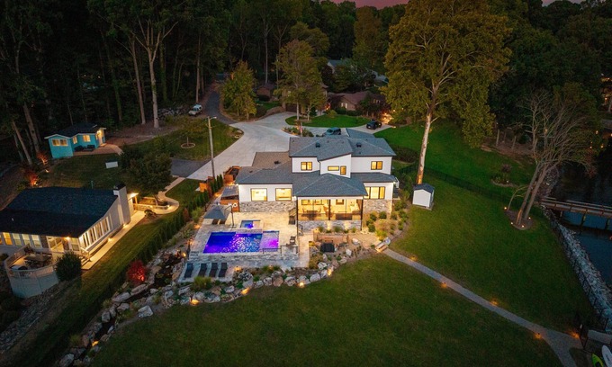 Lake Norman of Catawba House | Sunset Retreat at the Lake | Sleeps 24 | Pool