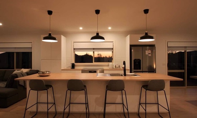 Mansfield House | Sunset's on Somerset | Stroll to town through the park