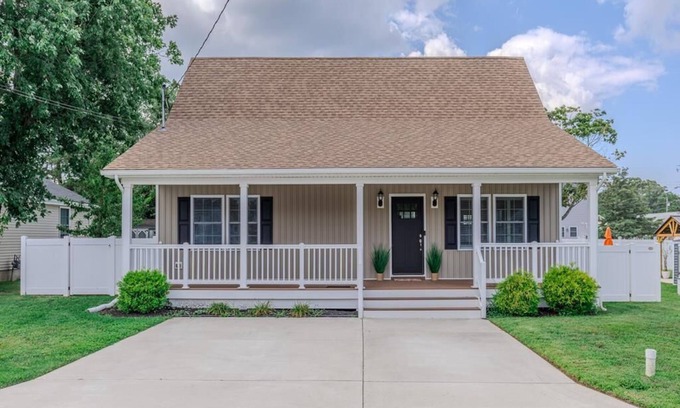 Villas House | Sunset Sands - Bayside Home in Villas. This cozy, modern bayside home in Villas, NJ is perfect for families and friends. Just 2½ blocks from the peaceful Delaware Bay beach.