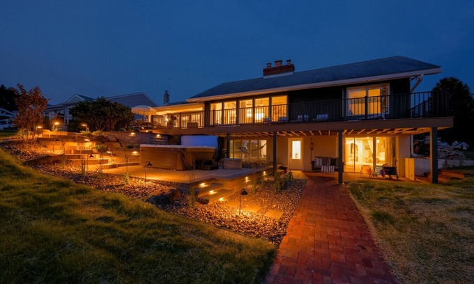 Earlville House | Sunset View Oasis Waterfront w Hot Tub
