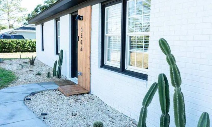 Kings Grant House | Sunset Villa by PoshStMgmt ~ 3 Miles to UNCW ~ Close to Beach & Downtown