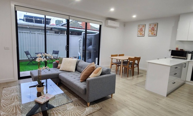 Sunshine House | Sunshine Central Unwind Retreat SPA Bath New 2 Bedroom House