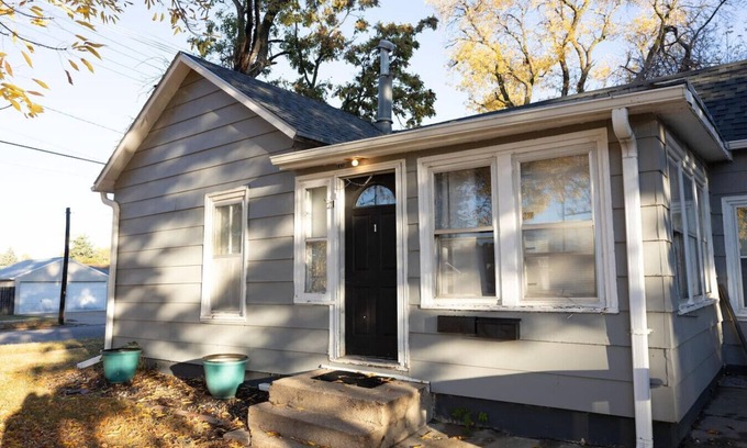 Hastings House | Sunshine Cottage 2 bedroom in duplex