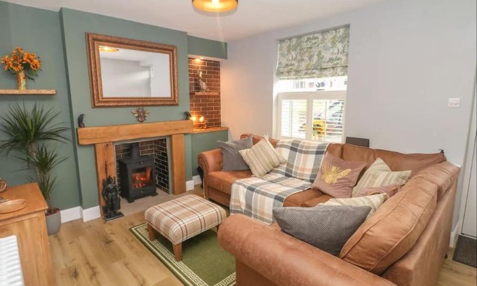 Tideswell House | Sunshine Cottage Tideswell, Games room included.