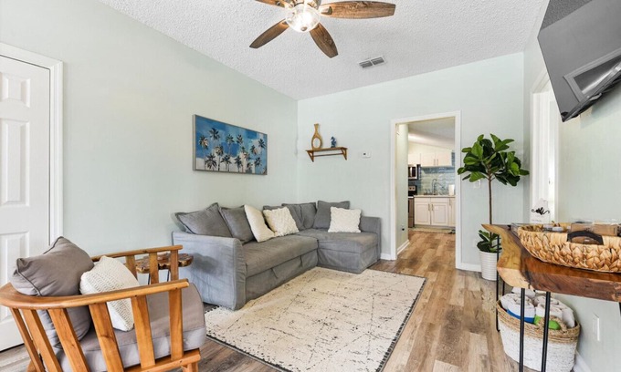 Jacksonville Beach House | Sunshine House 2|1 Blk to Beach| Close to Mayo