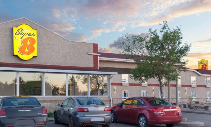 Brandon Hotel | Super 8 by Wyndham Brandon MB