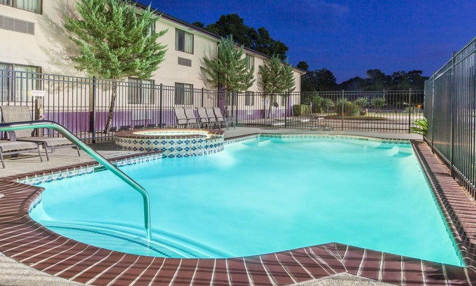 Cleveland Hotel | Super 8 by Wyndham Cleveland TX