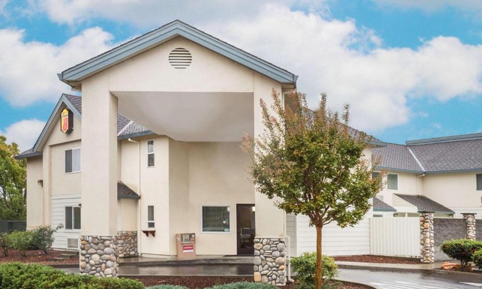 Cloverdale Hotel | Super 8 by Wyndham Cloverdale Wine Country