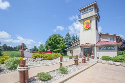 Houghton Lake Hotel | Super 8 by Wyndham Houghton Lake