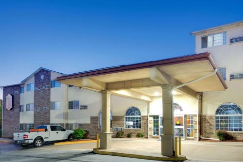 Winnetonka Hotel | Super 8 by Wyndham Kansas City