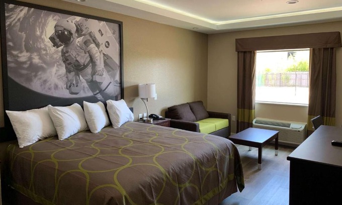 Kingwood Hotel | Super 8 by Wyndham Kingwood Houston North