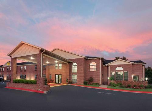 Lowell Hotel | Super 8 by Wyndham Lowell/Bentonville/Rogers Area