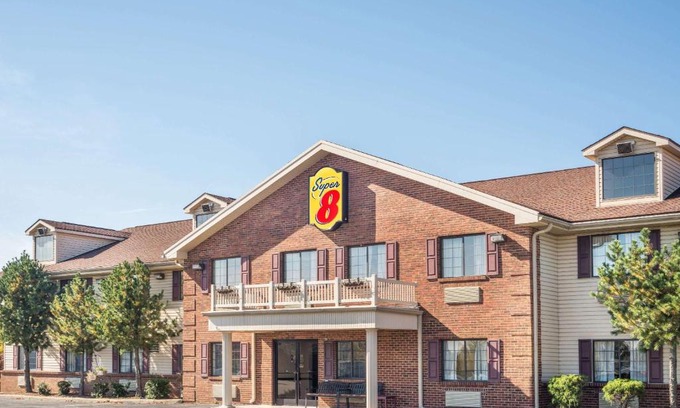 Madison Hotel | Super 8 by Wyndham Madison IN