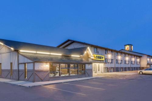 Mitchell Hotel | Super 8 by Wyndham Mitchell