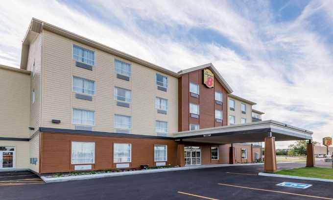 Mont-Laurier Hotel | Super 8 by Wyndham Mont Laurier