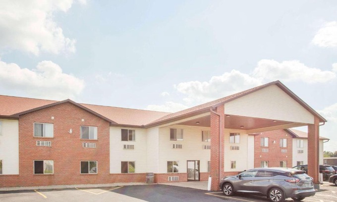 Monmouth Hotel | Super 8 by Wyndham Monmouth IL