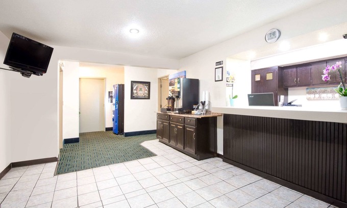 Moon Township Hotel | Super 8 by Wyndham Pittsburgh PA Airport/University Area