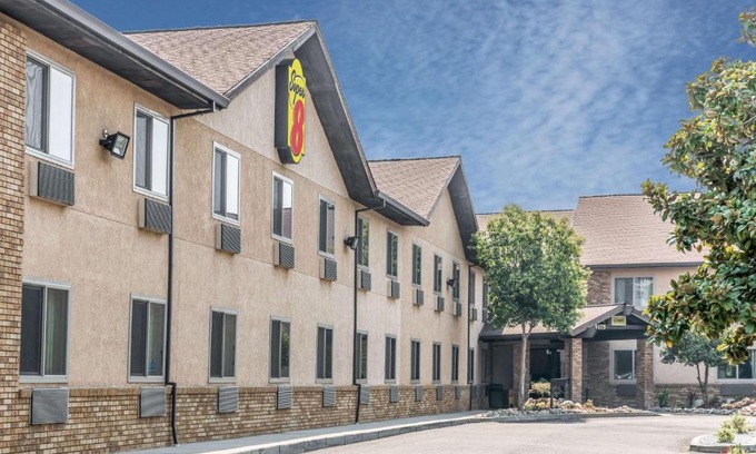 Redding Hotel | Super 8 by Wyndham Redding