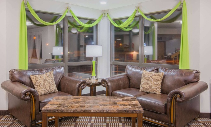 Toledo Hotel | Super 8 by Wyndham Toledo