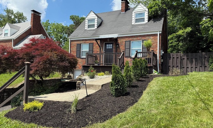 Fairfax House | Super Comfy Bungalow - Central Locale - Pet Friendly