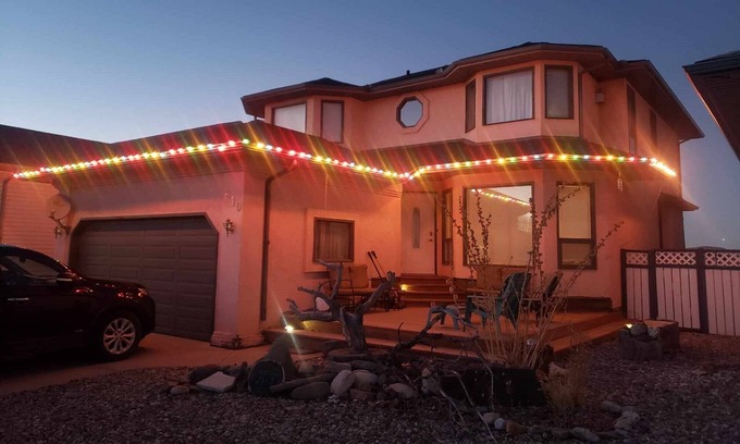 Turner Valley House | Super Comfy & Large Family Home w/Guest Kitchen, 2Bathrooms & up to 3Bedrooms.