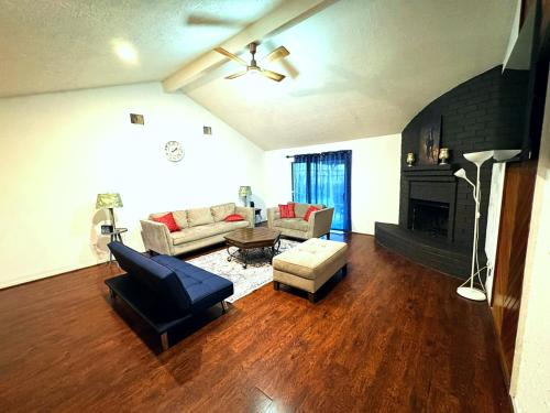 Katy Villa | Super Cozy 4 Bedroom - Sleeps 10 Great for families and professionals