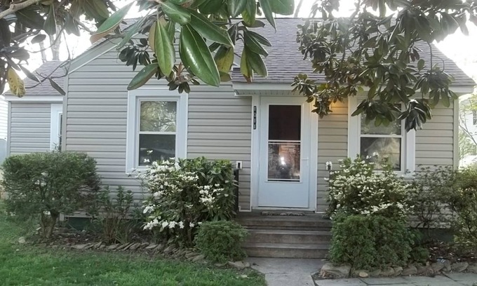 Colonial Beach Cottage | Super cute, 2 bedroom, 1 bath, furnished cottage