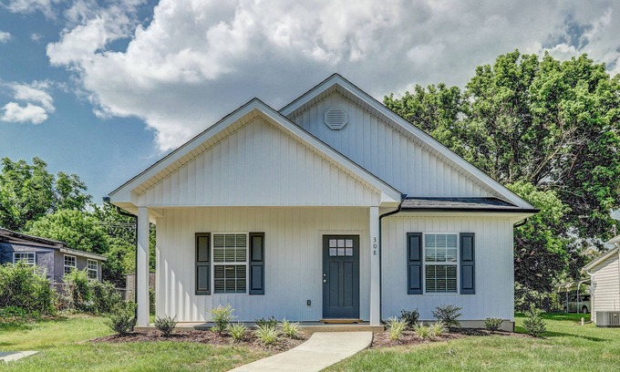 Johnson City House | Super-cute, 2022-built, 1 king BR/1 office house in Johnson City - WFH-friendly