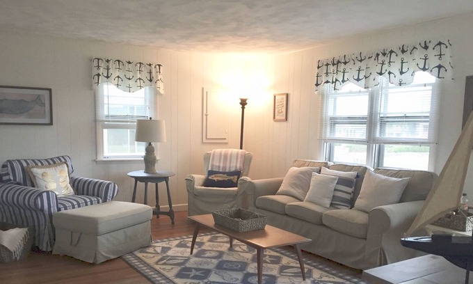 Narragansett Cottage | Super cute 3BR cottage with water view!