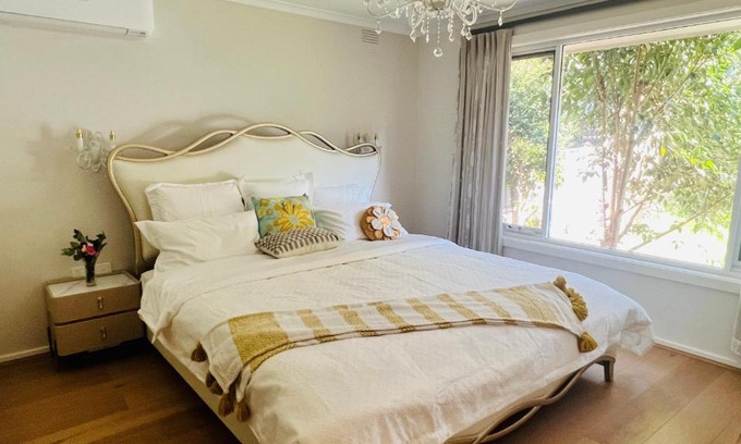 Burwood East House | Super king size bed, near Deakin Uni and Kmart