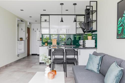 Saska Kepa Apartment | SuperApart Saska 48a, Sleek 6th-Floor Studio with Balcony & Elevator Access