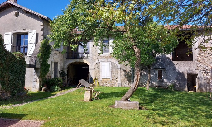 Nestier Bed & Breakfast | Superb 1785 guesthouse, whirlpool bath, massages