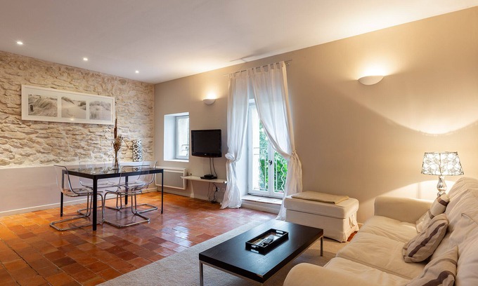 Aix-en-Provence Apartment | Superb farmhouse in the Aixoise countryside