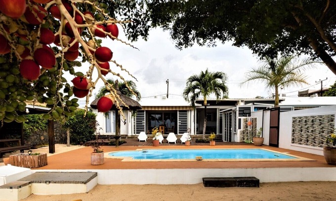 Tombeau Bay Villa | Superb private villa 'foot in the water' - Free WiFi