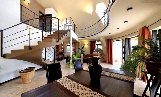 Albion Villa | Superb Villa – Pool/Tropical Garden/WiFi/Daily Housekeeping/Beach 75m