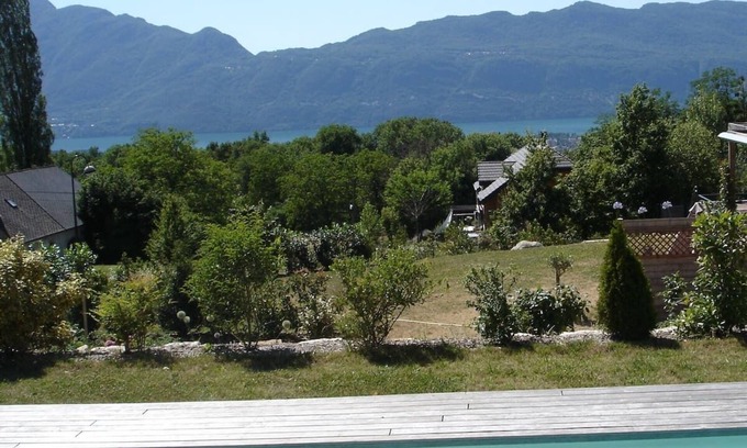 Pugny-Chatenod Apartment | Superbe Appartement Avec Piscine, Entre lac et Montagne