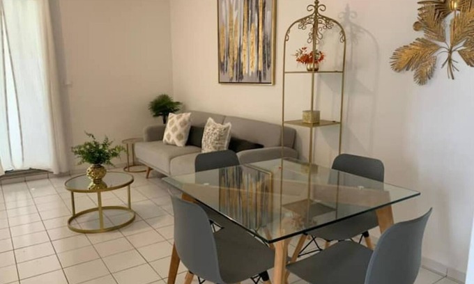 Bas du Fort Apartment | Superbe Appartement Rez-de-jardin Avec Parking