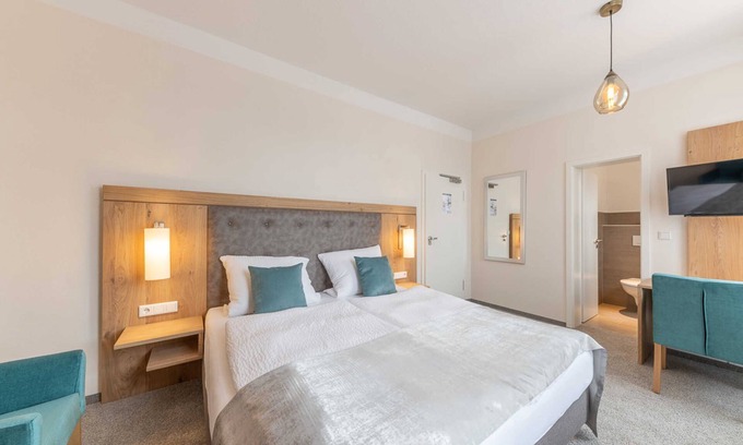 Leer Cottage | Superior double room 2 (ground floor left) - 24/7 self-check-in, 14008