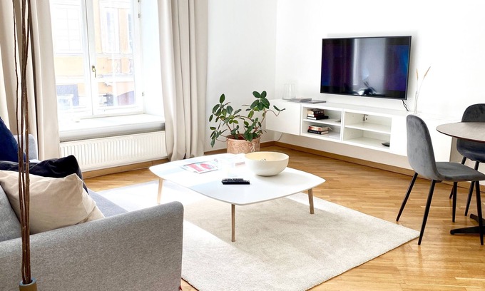 Old Town House | Superior One Bedroom Apartment - Town Hall (D25)