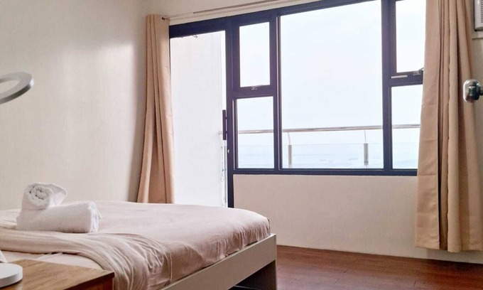 Ermita Night District Apartment | Superior Queen 1BR 1BA w/Balcony Pool Bayview Netflix