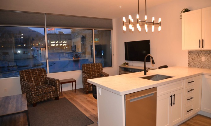Nelson Condo | Superior Suites - Bakerview in the heart of downtown