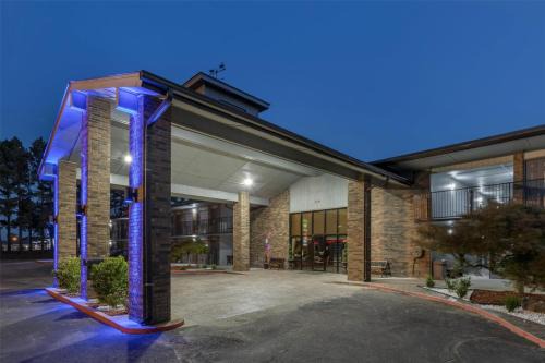Poteau Hotel | SureStay Plus Hotel by Best Western Poteau