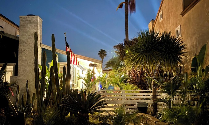 Huntington Beach House | Surf City Beach Cottages. Steps to the ocean.🛖🏝️🐶