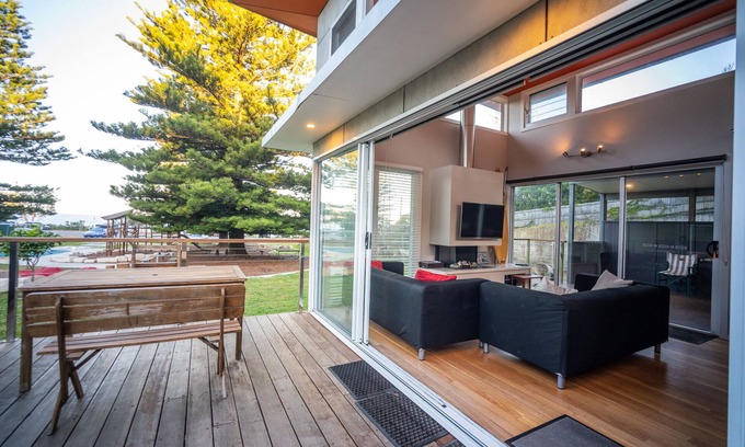 Macmasters Beach House | Surf Inn - Beach front