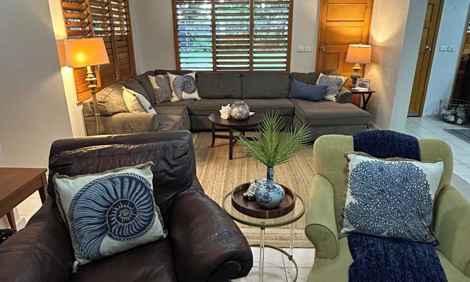 Qalito Island House | Surf Retreat: Spacious 6-bedroom house with AC, WiFi in charming Sonasali, Nadi