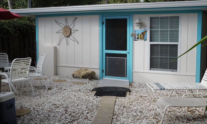 Siesta Key Apartment | SURF SHACK, EFFICENCY COTTAGE A SHORT WALK TO BEACH AND VILLAGE