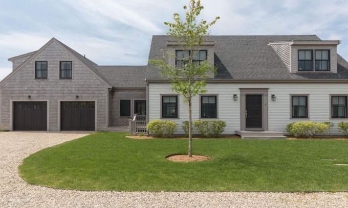 Nantucket Town House | Surfside New Construction 5 BR 6 BA minutes to Town and Surfside Beach with Pool