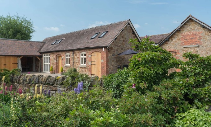 Eaton Mascott Cottage | SWALLOWS COTTAGE, family friendly, luxury holiday cottage in Harley