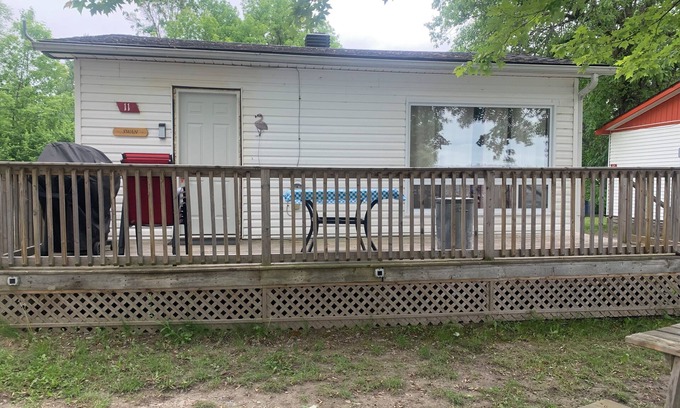 Lavigne Cottage | Swan #11 Graceland Cottages